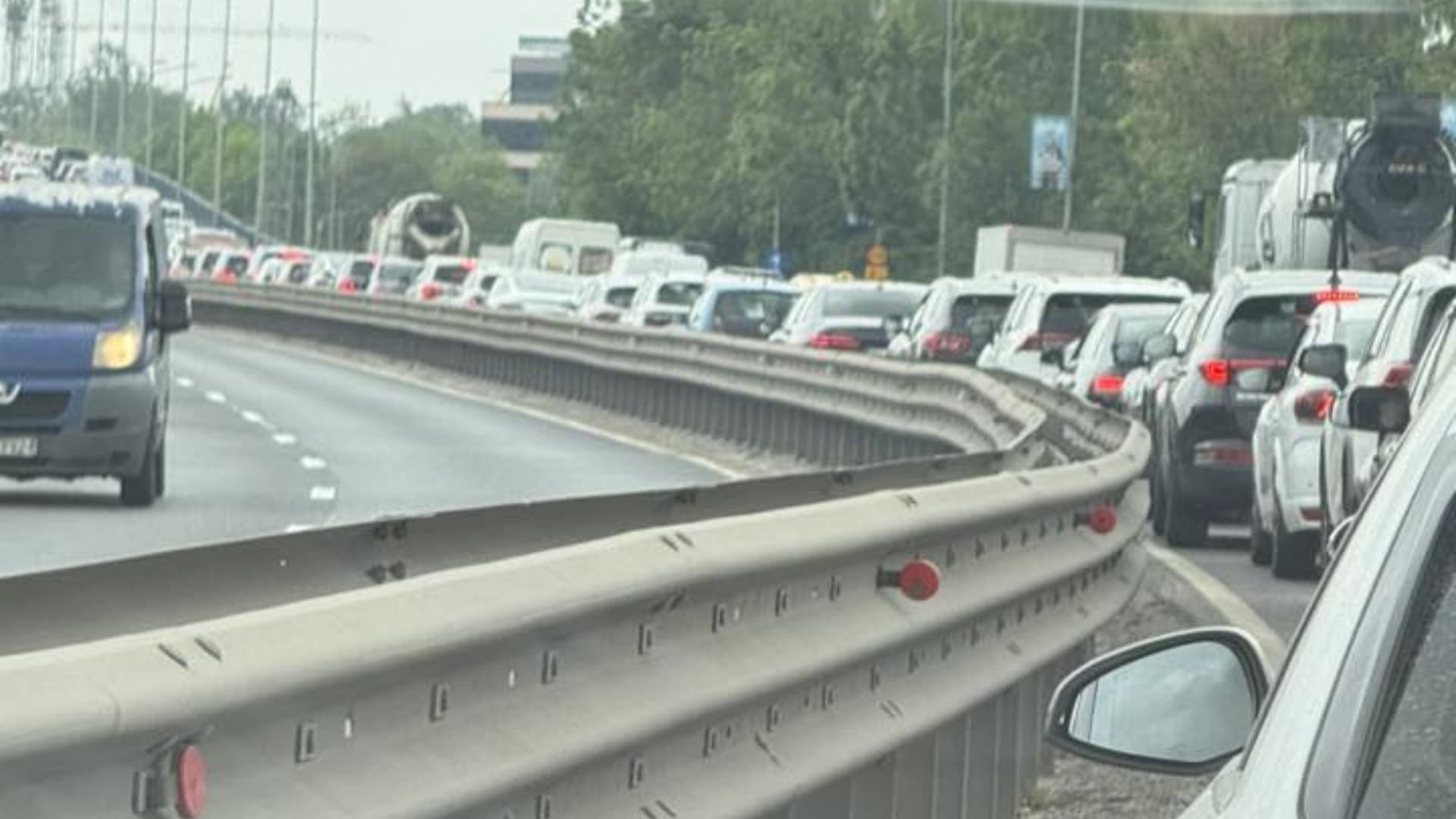 FOTO | DN1, blocat pe sensul către Băneasa din cauza unui accident. S-a produs lângă Liceului Francez