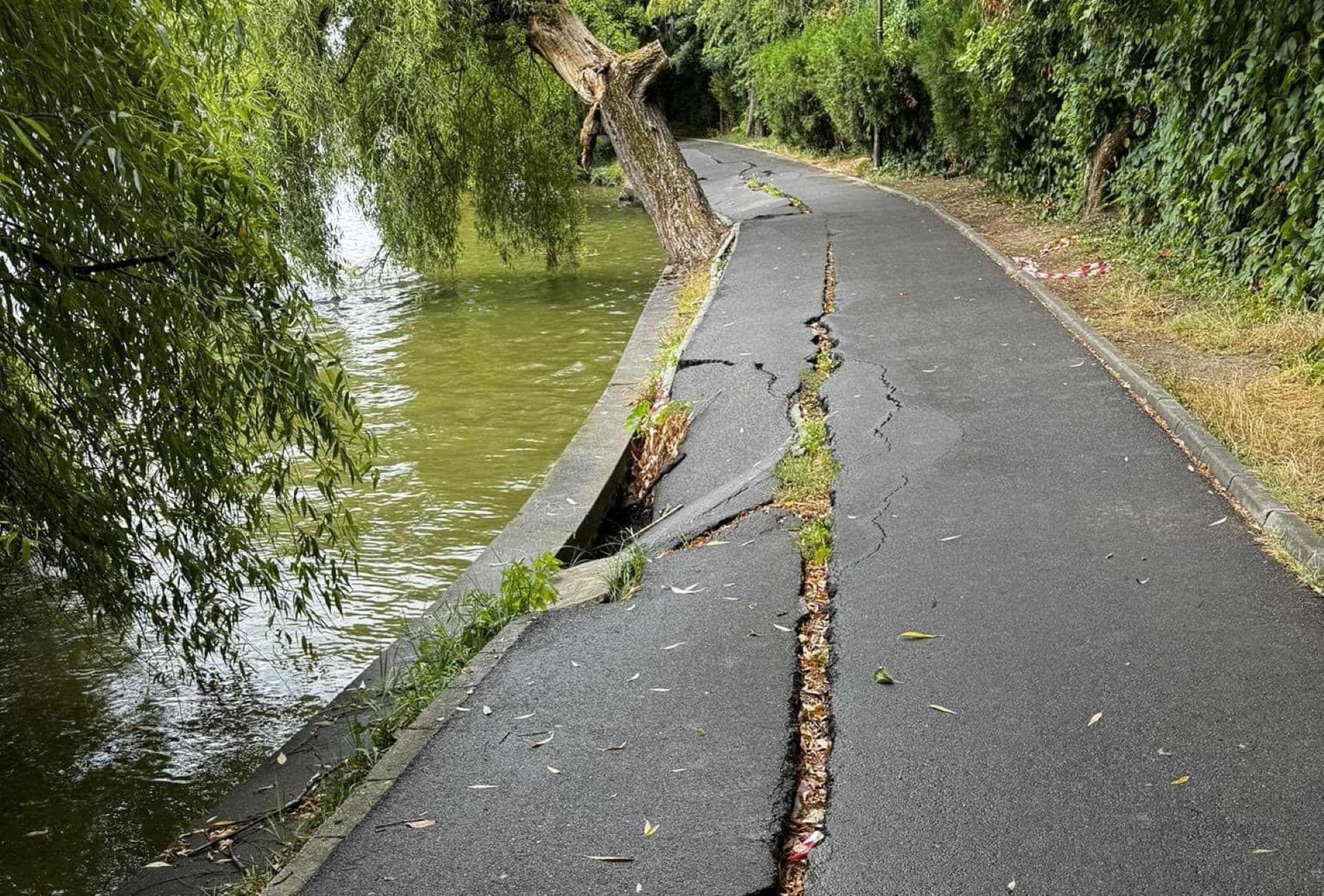 Începe renovarea Parcului Herăstău după 9 ani de hârtii, 4 primari și 3 cifre diferite pentru același contract. Lacul se golește în 3 săptămâni