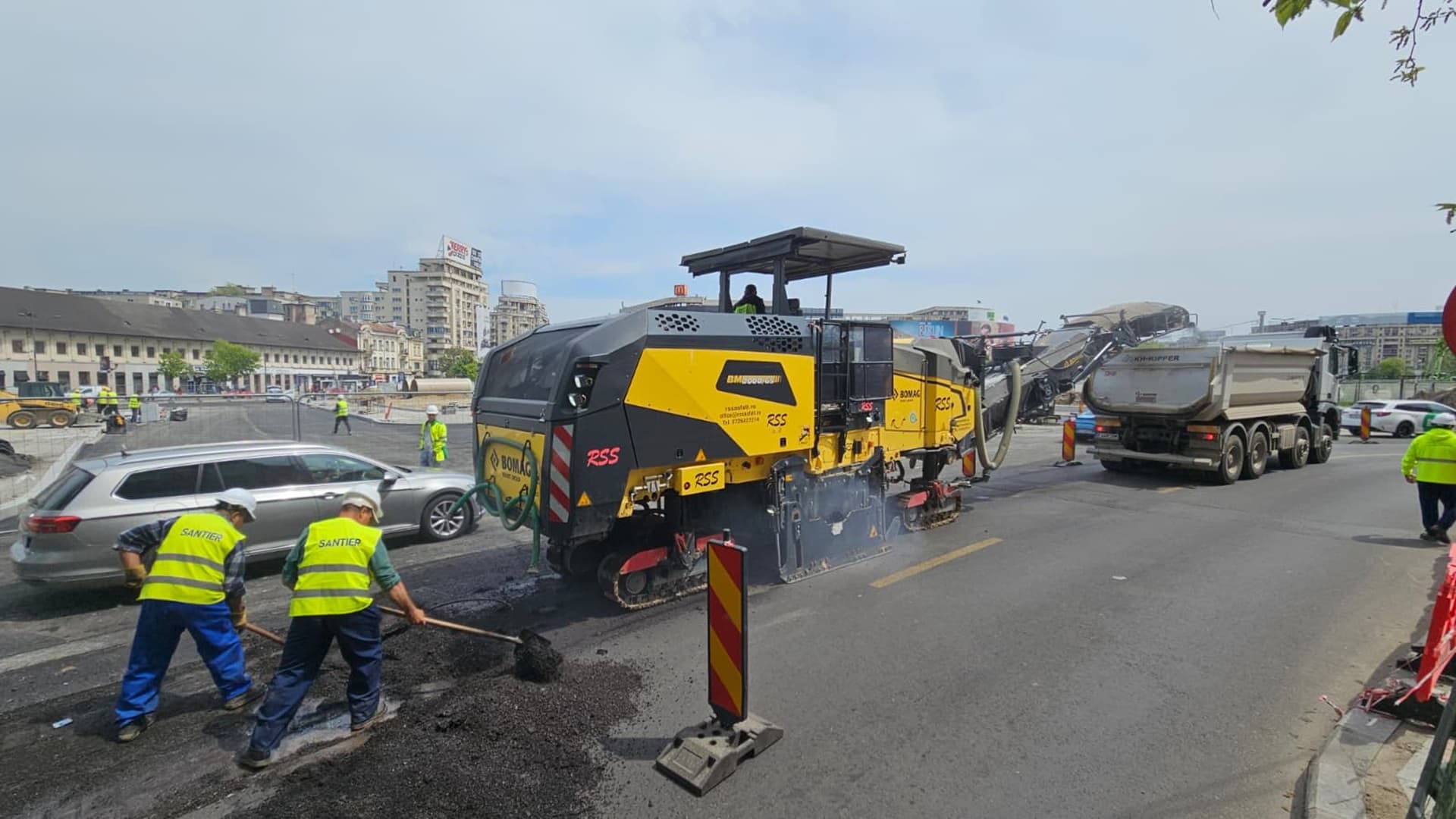 FOTO | Asfalt care sigilează sfârșitul unui capitol pe șantierul de la Unirii: se reface Strada Halelor, la Hanul lui Manuc. Data exactă a ridicării restricțiilor de aici, încă neclară