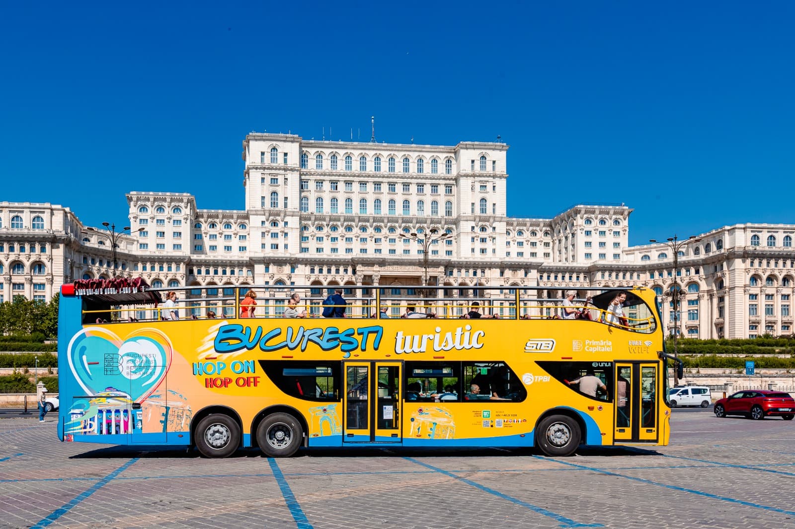 FOTO | Bucharest City Tour 2026 – Autobuzele turistice cu etaj reincep plimbările prin oraș .În prima lună, biletele sunt la ofertă. Programul, traseul și prețurile