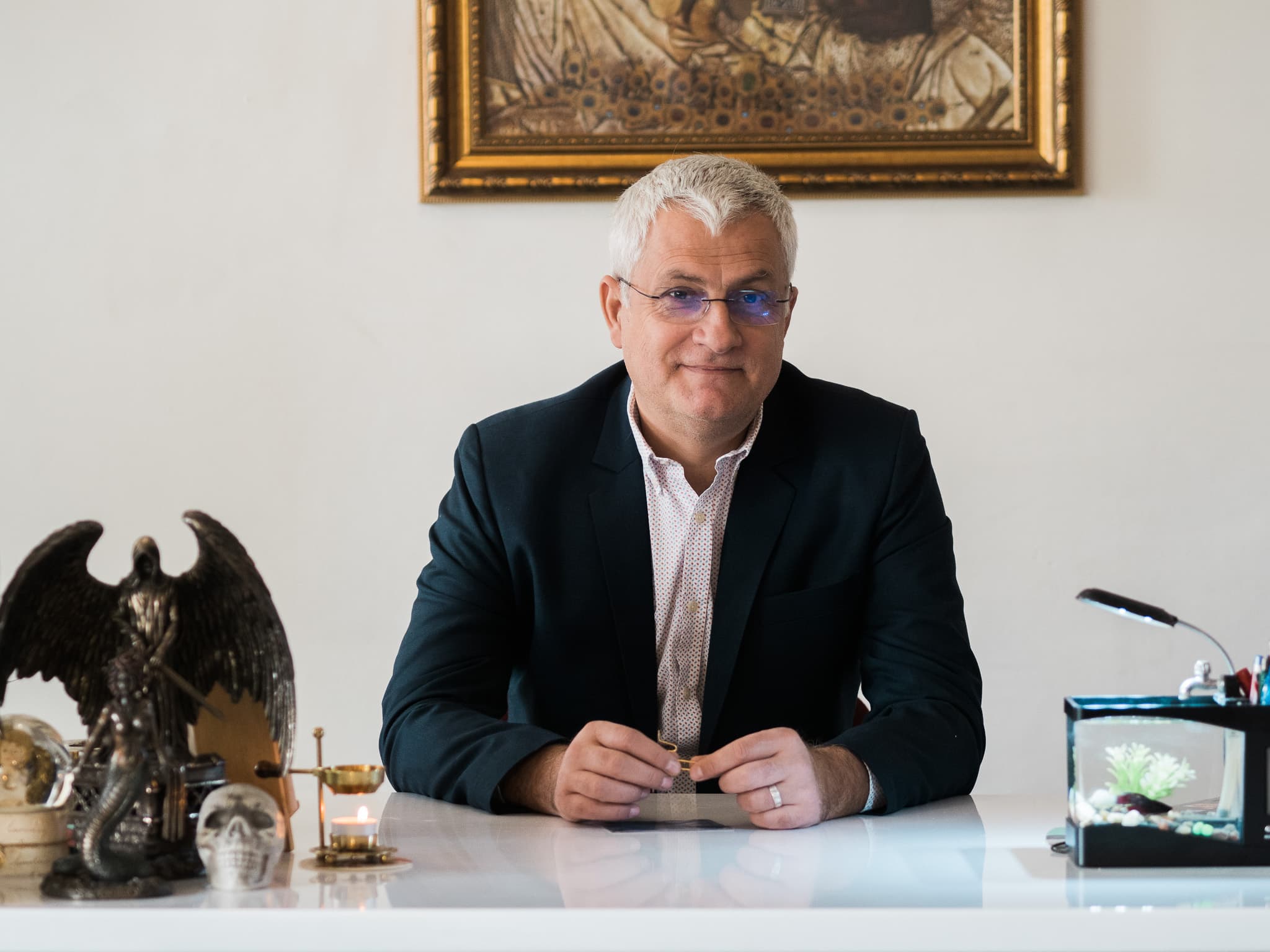 ESENȚIAL | „Vizionarul spiritual” Dragoș Ovidiu Argeșanu, cercetat de Poliția Capitalei. Anunțul, după investigația Snoop care scoate la lumină acuzații de abuz sexual