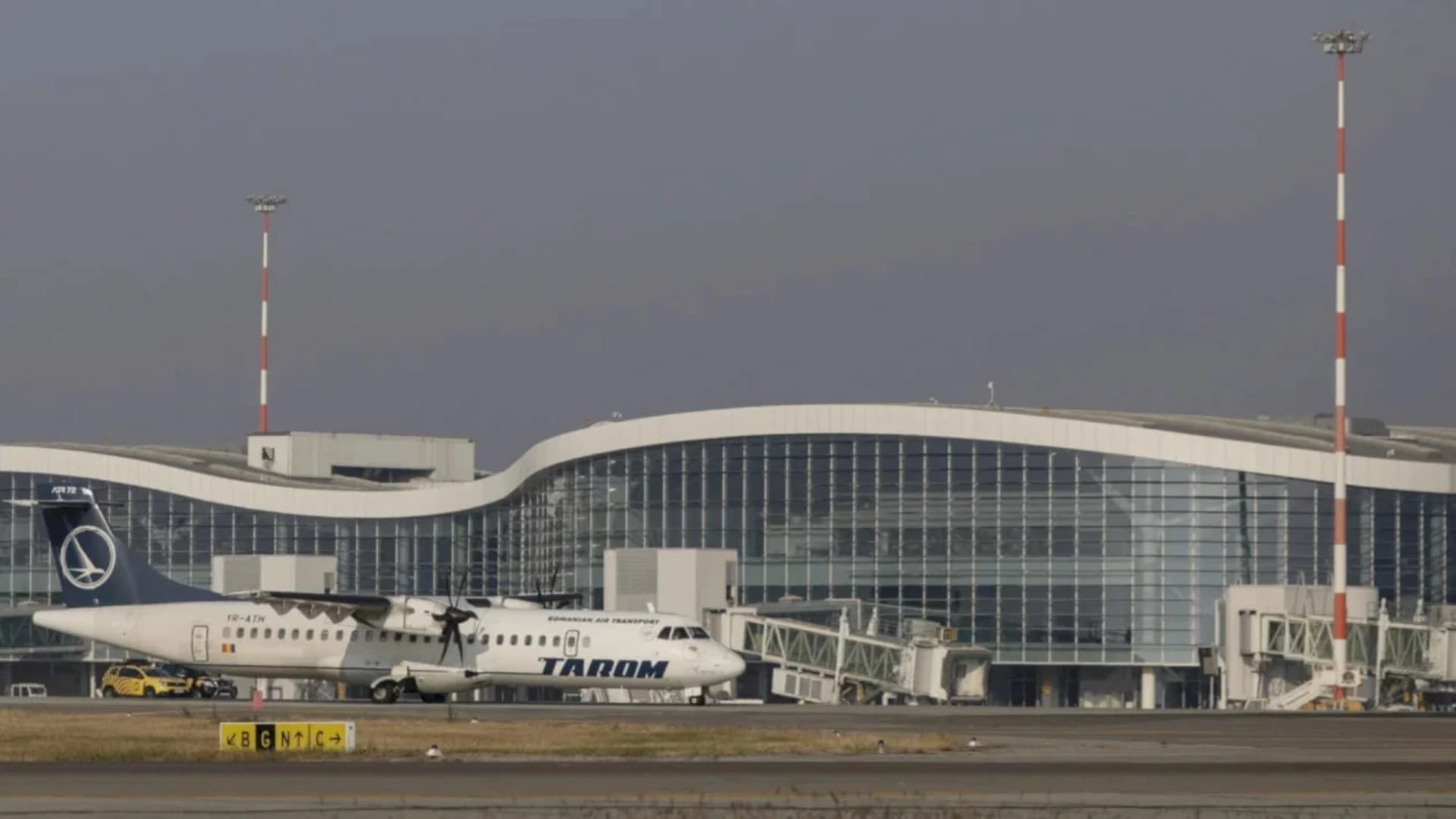 Nu se mai acceptă plata în numerar la Aeroportul Otopeni pentru taxe și bagaje. Măsura vine odată cu restricțiile din zona parcării Sosiri aflată în șantier