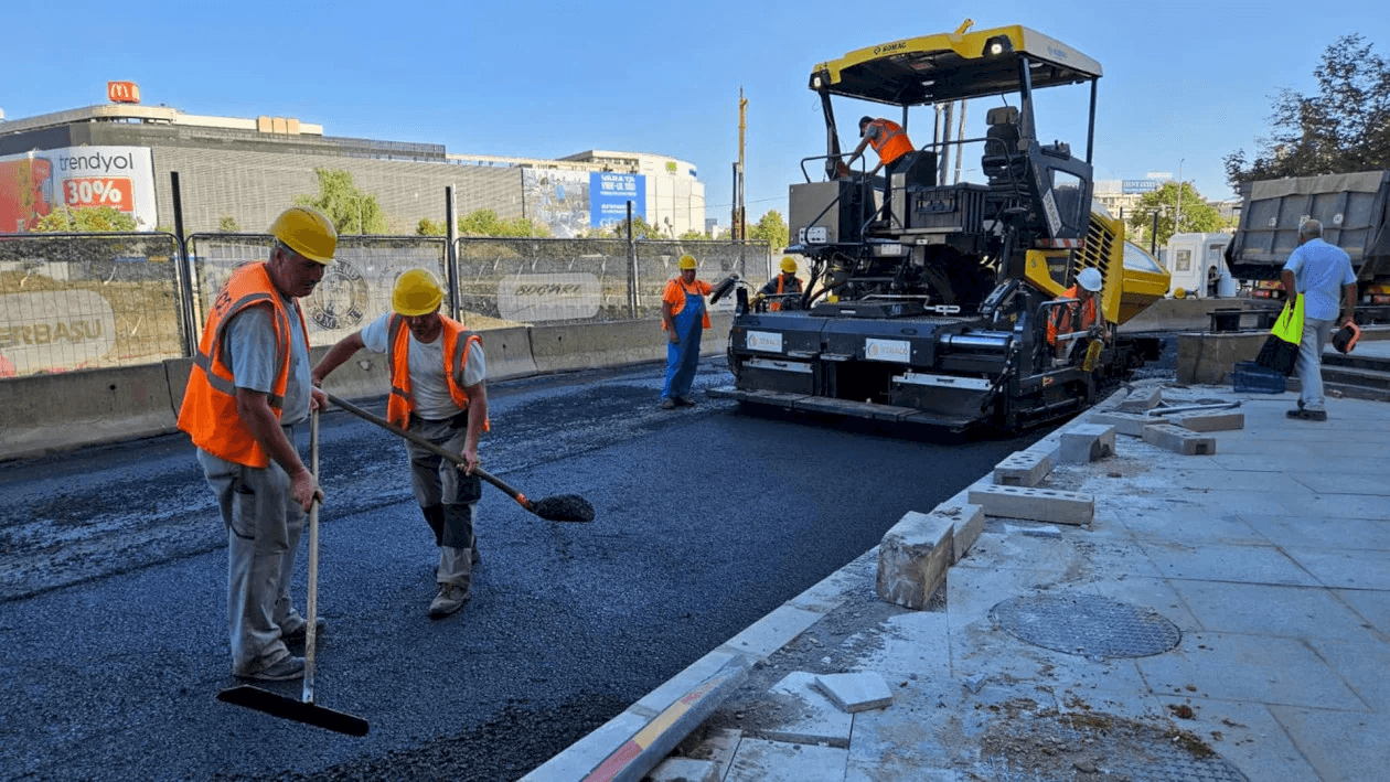 Restricții de circulație pe Splaiul Independenței, la noapte, pentru înlocuirea asfaltului. Șoferii nu vor putea circula între Pod Izvor și Piața Operei