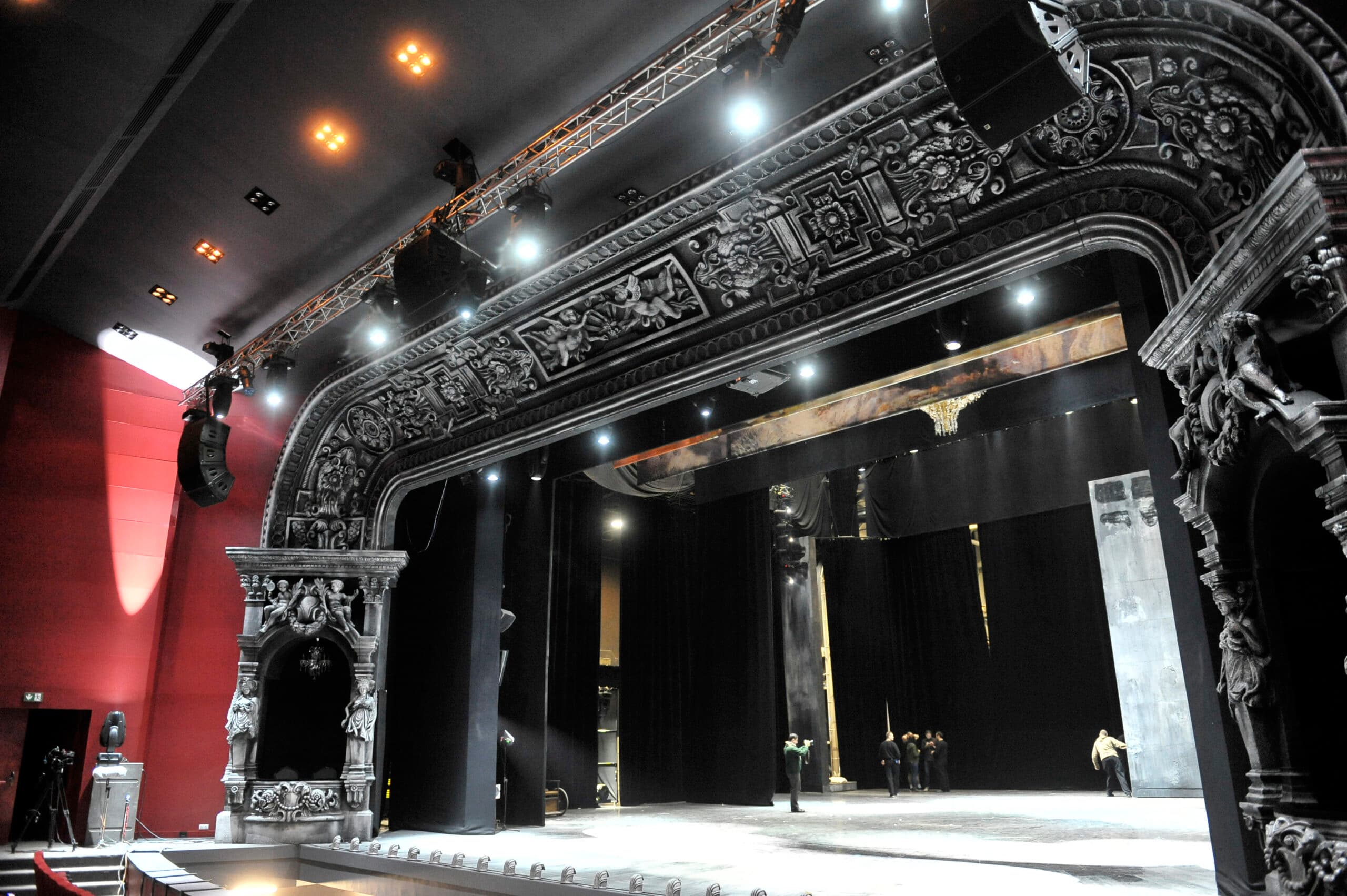 Scena mobilă de 4,4 milioane de lei a Operetei din București a „dispărut” bucată cu bucată. Iar dispariția a fost sesizată abia după patru ani