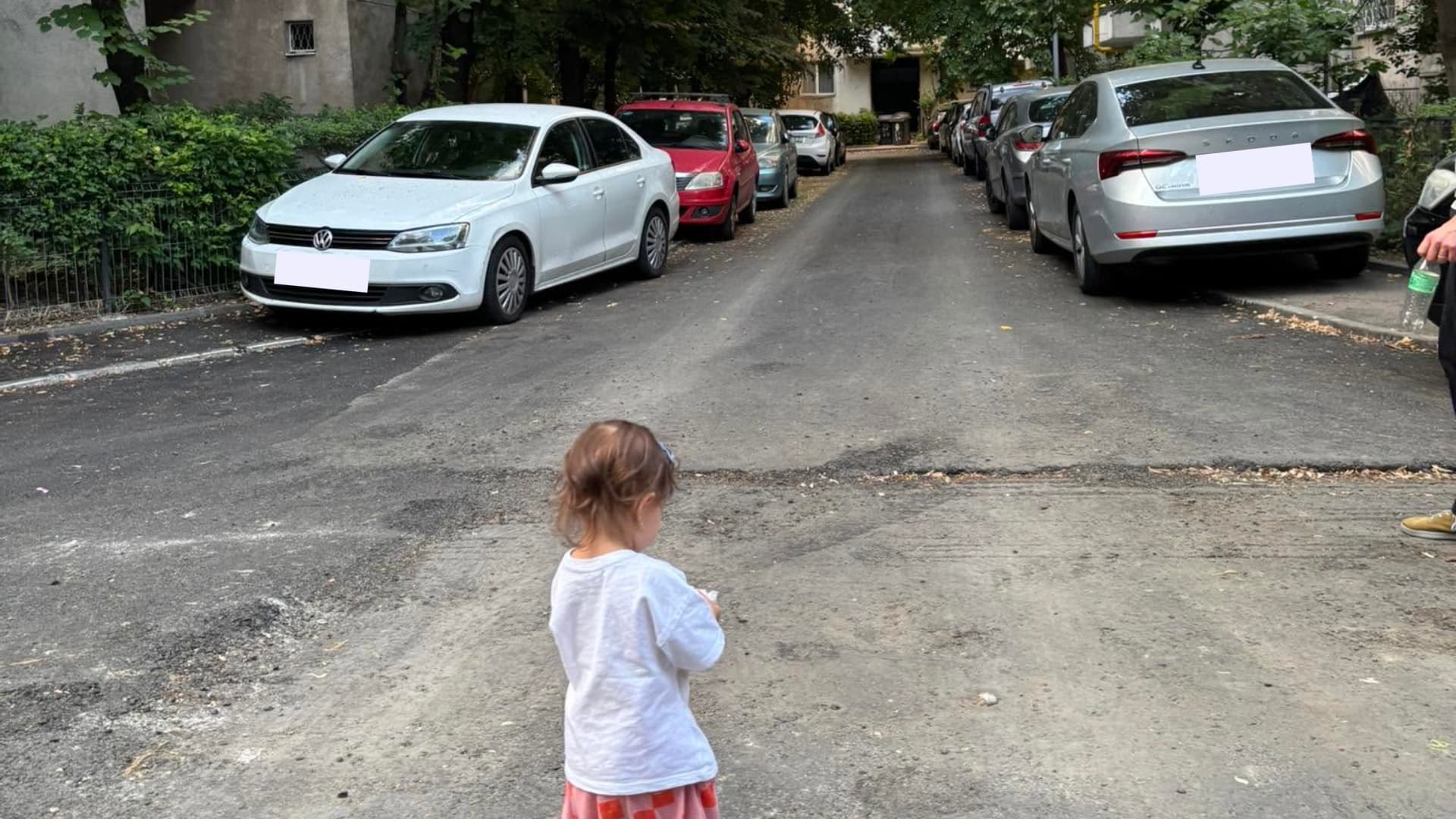 FOTO | Capcana „Aleea Trestiana”. Bucureșteancă: „Dacă vine o mașină, nu poți decât să te bagi între 2 parcate ca să treacă pe lângă tine”