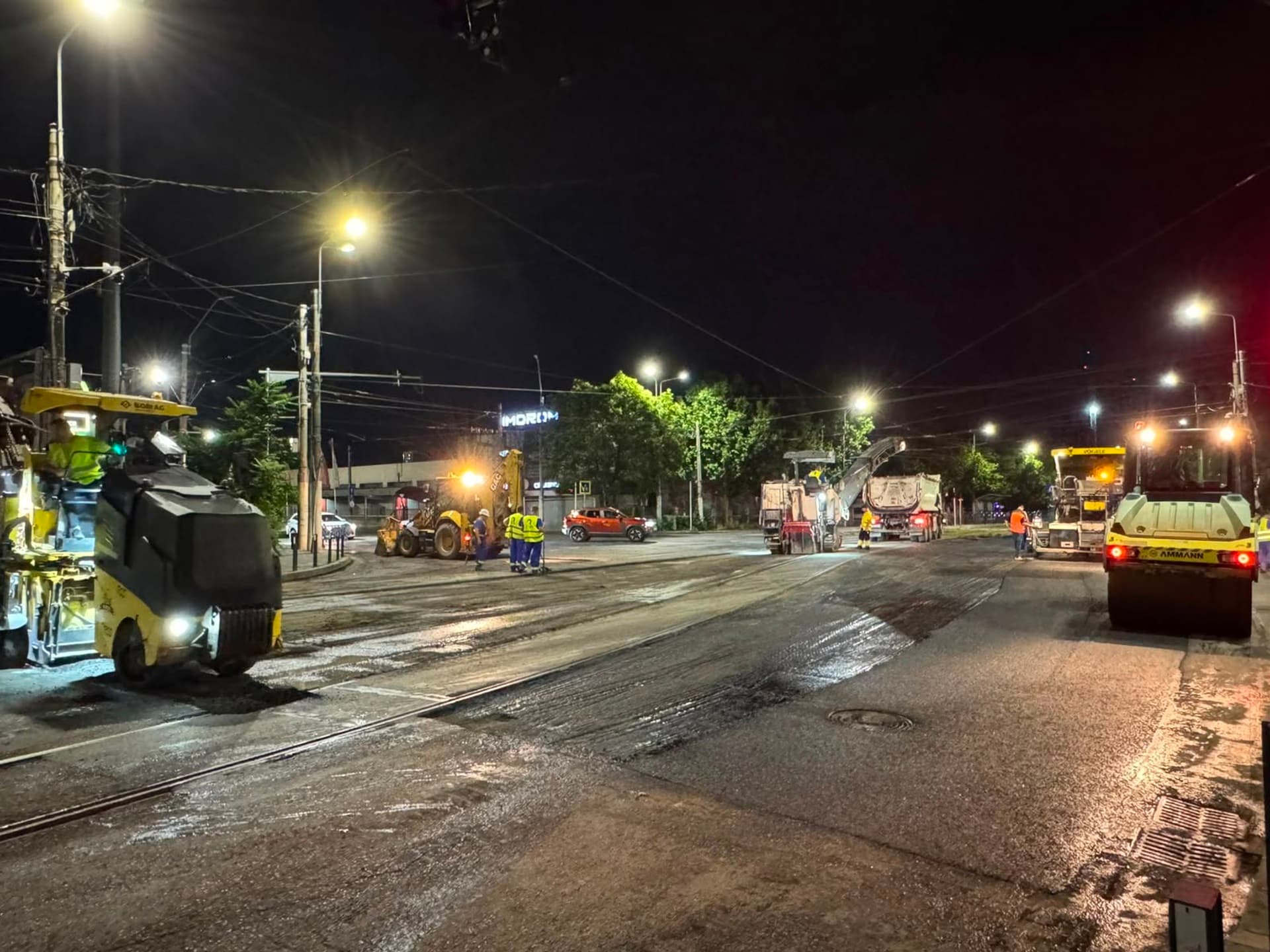 FOTO | Au început reparațiile pe Bulevardul Timișoara, unde se refac trotuarele și carosabilul. Lucrările vor dura maximum 2 luni, promite PS6