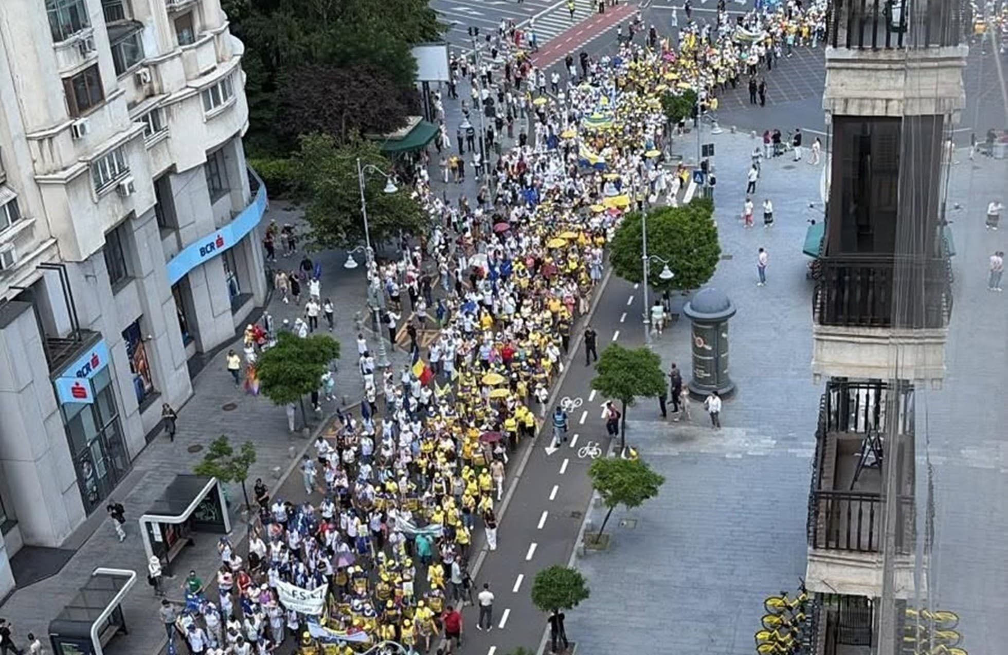 FOTO | Calea Victoriei, blocată de protestul profesorilor. Manifestanții au plecat de la Guvern spre Palatul Parlamentului, nemulțumiți de noua lege a salarizării
