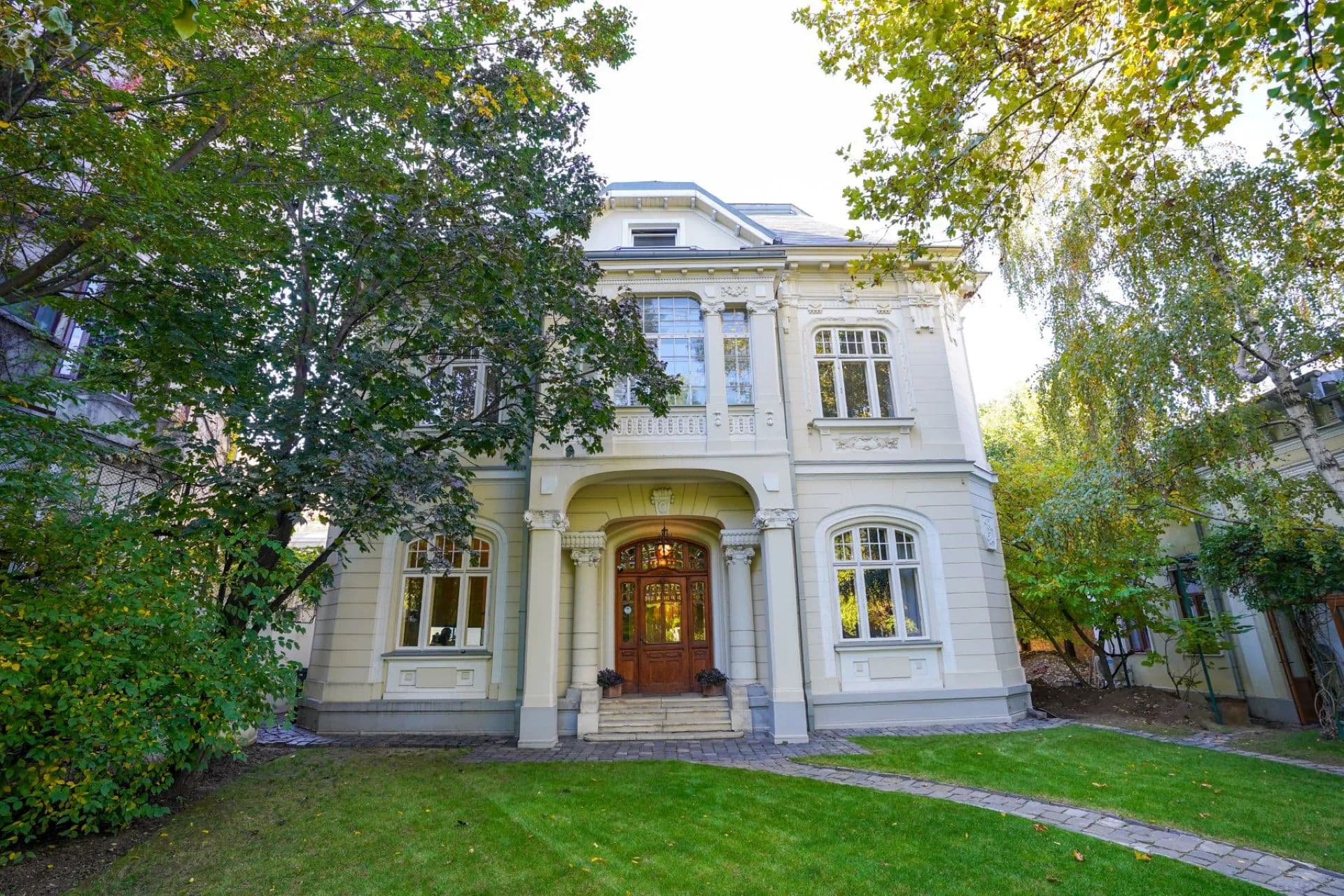 Abundență imobiliară de lux: mai multe vile, un palat și un castel din București sunt scoase la vânzare. Să nu ne înghesuim, prețurile încep de la 1,5 milioane de euro