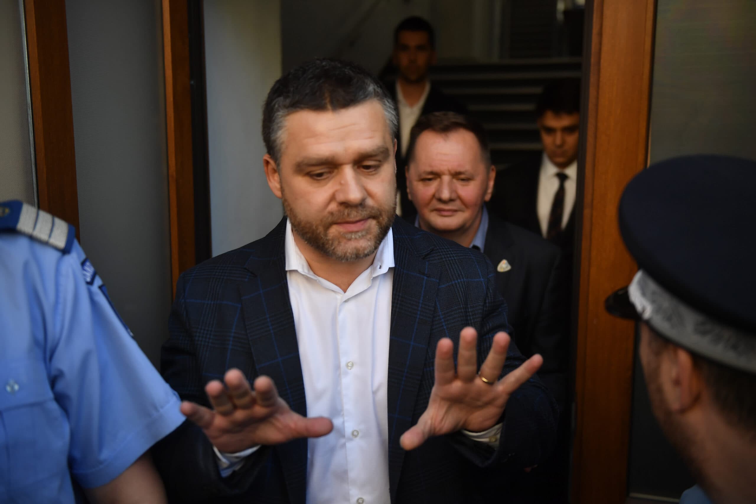 Ziua a început brutal pentru primarul nostru general. Ciprian Ciucu, la prima oră la tribunal, să convingă judecătorii să-l scoată de sub control judiciar în situația cu mita