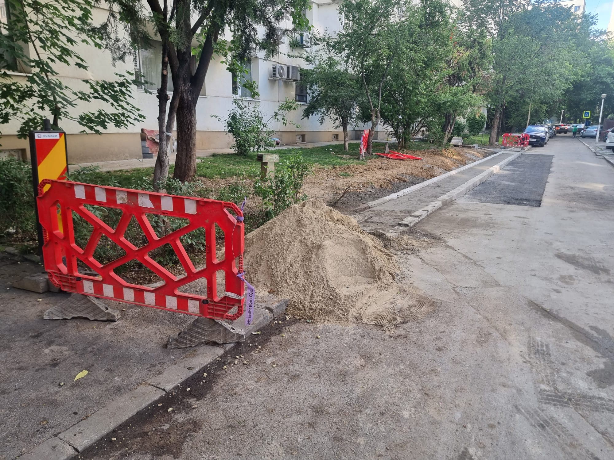 FOTO | Un trotuar demn de Guiness Book a fost turnat pe o străduță din Obor. E nou nouț, are 80 cm plus 30 cm de bordurici, și e ocupat de mașini