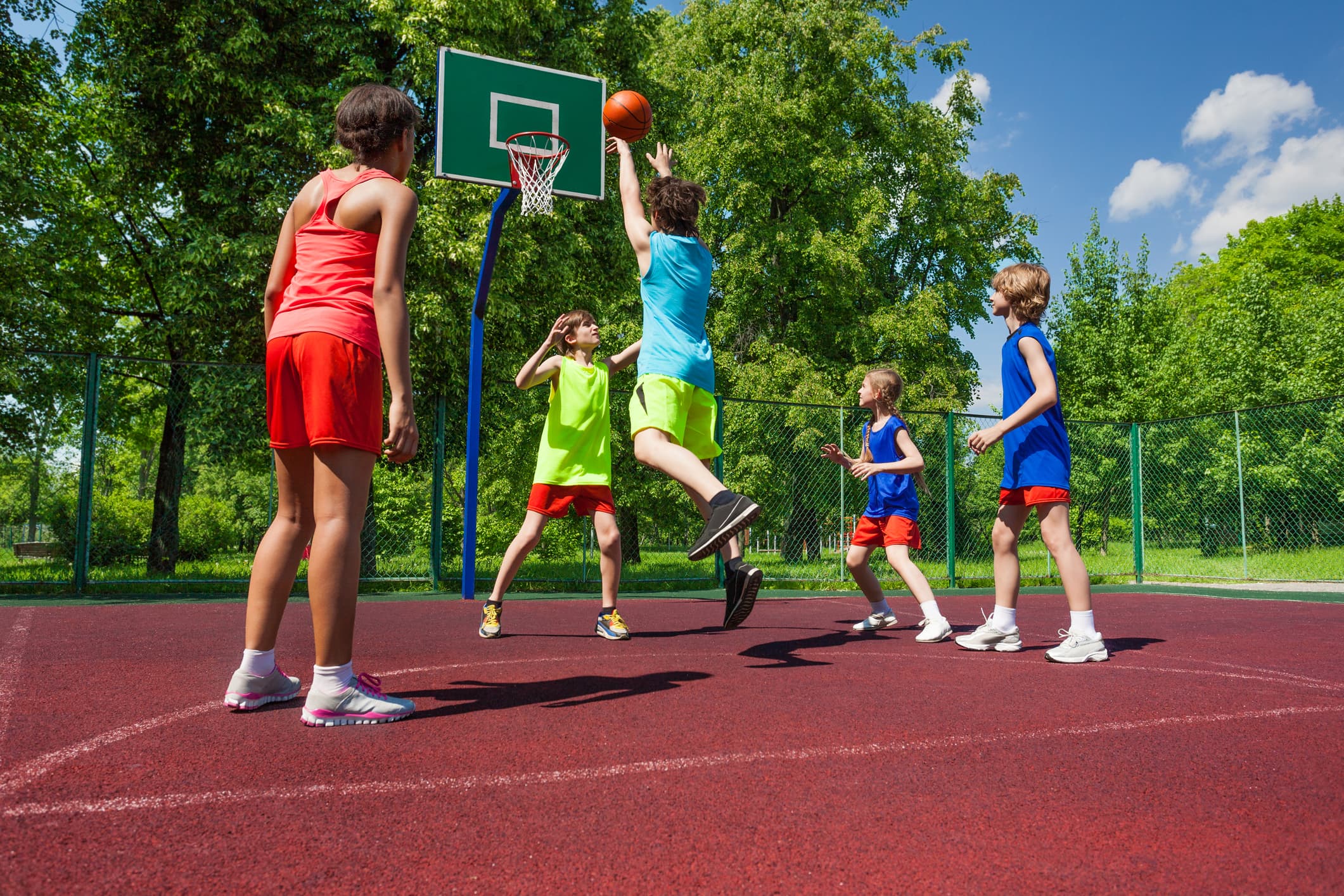 Hoops for Hope, eveniment caritabil, azi, în Parcul Obor, unde au loc turnee de baschet. Banii din donații se duc către Asociația Zi de Bine