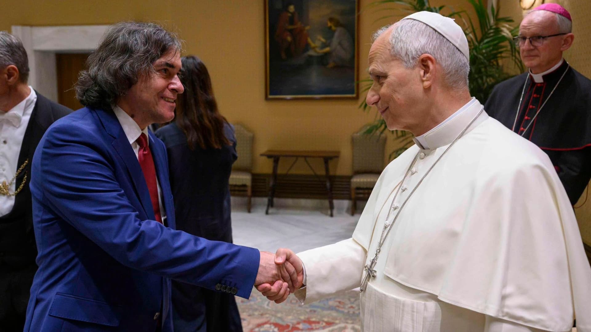 FOTO | Neprevăzuta reușită a domnului Mircea Cărtărescu: a șters coparticipanții la poza cu Papa și a stârnit un mare iureș la București