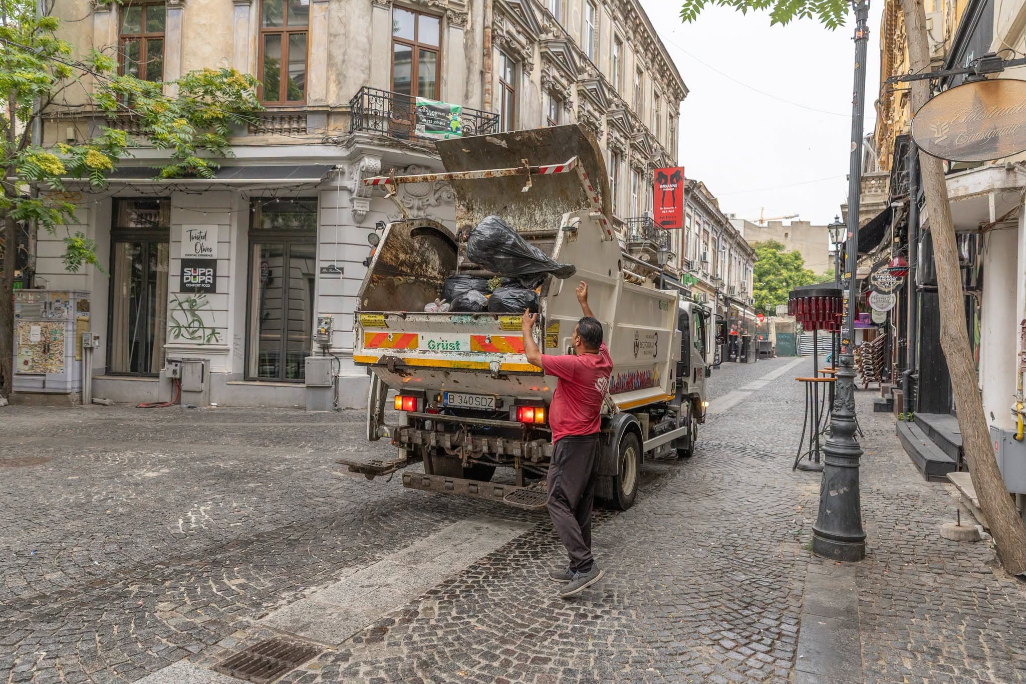 Revoluția curățeniei din Centrul Vechi al Capitalei. Saci cu cod QR, colectare pe 6 fracții, program fix de ridicare a gunoiului, într-un nou regulament PMB pus în consultare publică