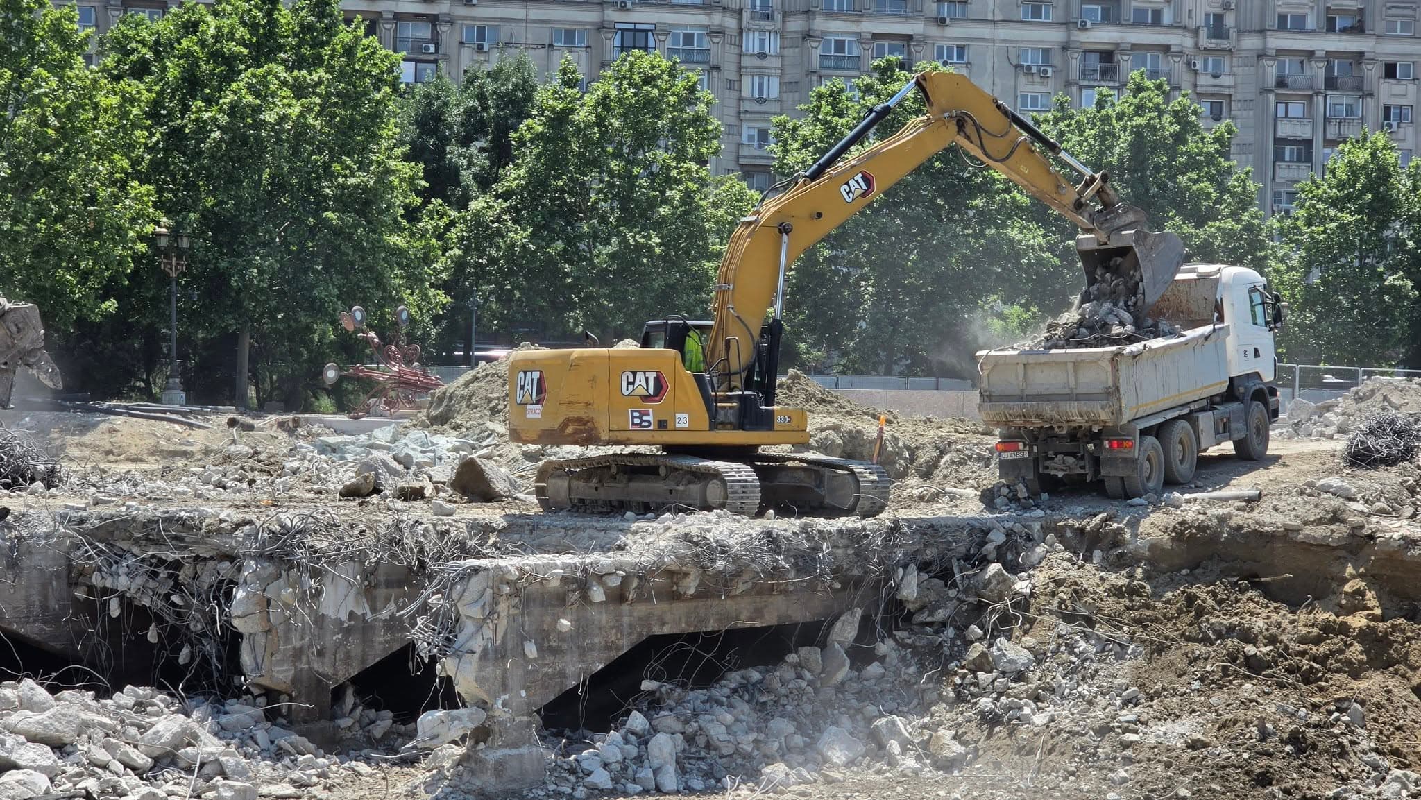 FOTO | Cele mai noi imagini de pe șantierul de la Planșeul Unirii. Muncitorii dezafectează acum ultima bucată din vechea placă de beton
