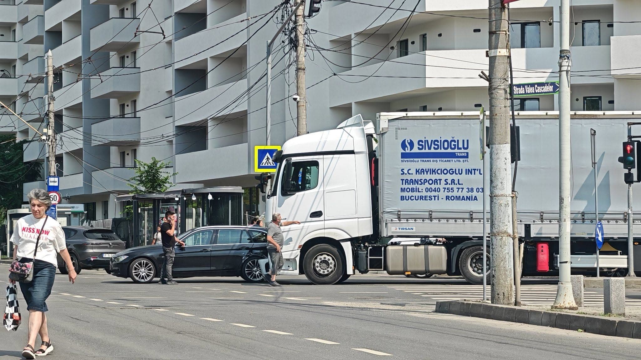 FOTO | Accident auto vs TIR în intersecția de la metrou Păcii. Martor: Traficul este îngreunat