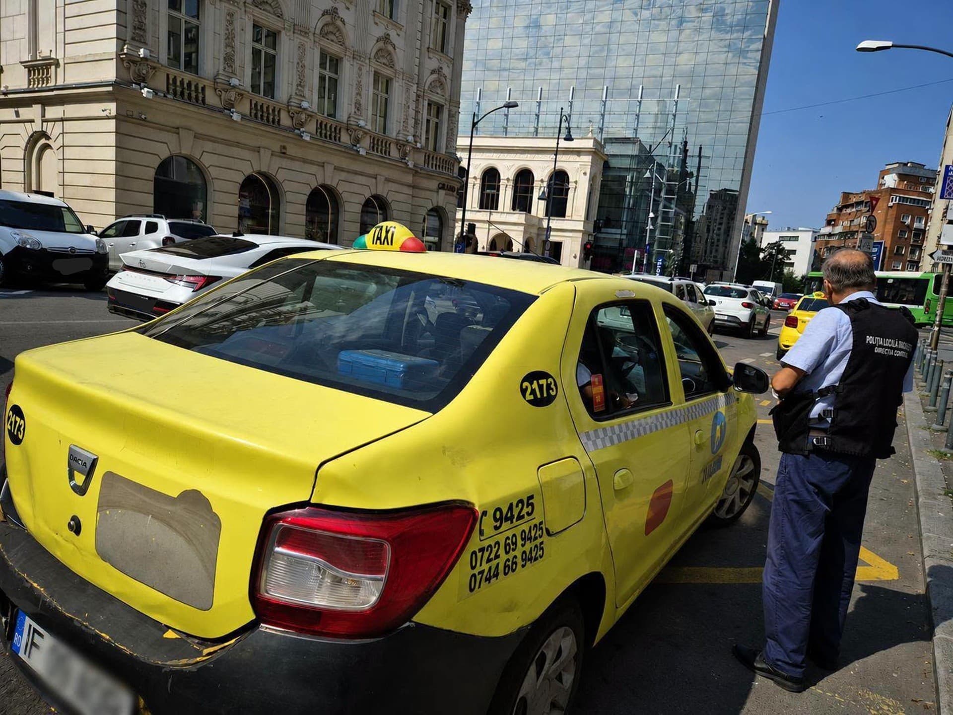 FOTO | „Maimuța” trăiește și azi în taxi-uri din București. Ce-au mai găsit polițiștii locali când au verificat taximetriști din Rosetti, Romană și de pe alte străzi mari din oraș