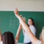 Învățătoare: Recunosc că nu mă pot obișnui încă cu stilul acesta al părinților de a-și face concediile în timpul anului școlar. Nici nu conștientizează cât se pierde lipsind copilul o zi de la școală