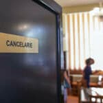 Inspectoratul școlar județean nu poate desființa o clasă aprobată de Consiliul de Administrație al unei școli, arată clar motivarea Curții de Apel Constanța într-o decizie definitivă: atribuțiile ISJ „nu includ competența de a desființa formațiuni de studiu”