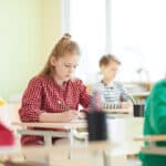 Astăzi, Evaluarea Națională la clasa a IV-a continuă cu proba la Matematică și Științe ale naturii. La solicitarea scrisă a elevului sau a părintelui, punctajele obținute se pot echivala în calificative și pot fi trecute în catalog