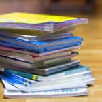 EXCLUSIV Manualele de liceu vor fi folosite 8 ani pentru că „programele sunt stabile”, susține Ministerul Educației, care anunță că va transforma în regulă o excepție introdusă tot de MEC în legislație. Instituția nu indică studii, argumente științifice, pedagogice sau recomandări OCDE pentru această decizie