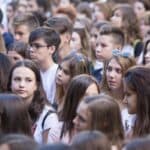 Analiză Edupedu: Ministerul Educației comunică de cel puțin 10 ani doar câți elevi au medii „peste 5” la Evaluarea Națională, fără să explice vreodată ce înseamnă „5”. Cel mai mare decalaj, cel dintre rural și urban, plus toate problemele sistemului scoase la iveală de aceste evaluări, lipsesc din comunicatele oficiale