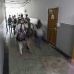 Elevii liceului „William Shakespeare” din Timișoara vor învăța în două schimburi iar orele și pauzele vor fi scurtate, începând cu data de 4 mai, după ce DSP a retras autorizația sanitară de funcționare a liceului, anunță ISJ Timiș