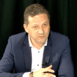 Dotarea școlilor cu aer condiționat ar fi cea mai rapidă soluție pentru ca elevii să nu mai sufere din cauza caniculei în timpul examenelor, spune șeful ISJ Botoșani, Bogdan Suruciuc
