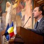 Scade interesul tinerelor generații pentru studii universitare, iar persoanele peste 30 de ani sunt componenta cea mai vulnerabilă a societății, pe măsură ce roboții și AI vor elimina joburile actuale. Profesorii și universitățile trebuie pregătiți să ofere programe de training de scurtă durată – profesorul Răzvan Bologa