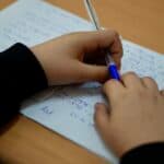 Aproape 10% dintre elevii care au susținut simularea Evaluării Naționale 2026 nu au știut să calculeze 50% din 26 – analiza pe itemi a Ministerului Educației la Matematică / Aproximativ jumătate nu au rezolvat corect itemii 4 și 5 de la subiectul I