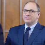 Ministrul Educației dă exemplul soției sale care „a câștigat locul 1” la două olimpiade naționale deși „provenea dintr-o familie fără relații și fără un liceu puternic în spate”, într-un răspuns la o solicitare de a modifica regulamentele olimpiadelor la care au fost semnalate probleme
