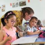 Școlile din Franța, afectate de reduceri de posturi înainte de anul școlar 2026-2027: clase mai aglomerate, sprijin diminuat pentru elevi și mai puține opționale, după scăderea bugetelor – Le Monde