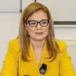 Curiosul caz al uniformelor școlare pentru toți cei 25.000 de elevi din județul Giurgiu: firme ale căror nume sunt ținute secrete s-ar fi oferit să sponsorizeze uniformele, spune inspectoarea școlară generală. Alina Meclea: Ulterior, sunt convinsă că părinții vor prefera să nu dea bani pe alte haine, pentru că oricum cumpără haine copiilor în toamnă