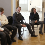 Gata cu reţelele de socializare înainte de 15 ani, le-a spus preşedintele francez Emanuel Macron unor elevi de liceu pe care i-a îndemnat „să mai lase telefoanele” și să citească mai mult: Trebuie să încetinim ritmul şi să vă ajutăm să deveniţi adulţi și mai presus de toate, cetățeni