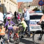 Străzi Şcolare: proiect pilot care limitează accesul mașinilor între anumite ore pe strada Școlii „I.L. Caragiale” din Sibiu, pentru ca elevii să fie încurajați să meargă pe jos, cu bicicleta sau cu transportul public