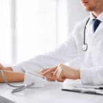 Elevii de liceu care urmează Şcoala din spital se vor putea transfera în timpul anului, fără condiția de medie – proiect