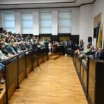 FAZA ZILEI Ministrul Educației, Mihai Dimian, nu a stat deloc pe telefon la o conferință întreagă pe agricultură, timp de o oră și jumătate – video
