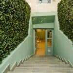 FOTO De la „casa vrăjitoarei” la o bibliotecă modernă: transformarea fostei crame a conacului din satul Cara, județul Cluj, într-un spațiu pentru lectură și învățare al școlii gimnaziale din localitate