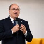 Ministrul Educației, Mihai Dimian, susține că „excelența poate fi atinsă și fără o susținere financiară consistentă pentru meditații”, doar la școală, dar precizează că vorbește despre asta „ca om și profesor, nu ca ministru”