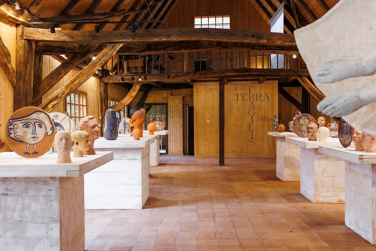 King Charles III House in Viscri hosts new exhibition by Romanian sculptor Virgil Scripcariu