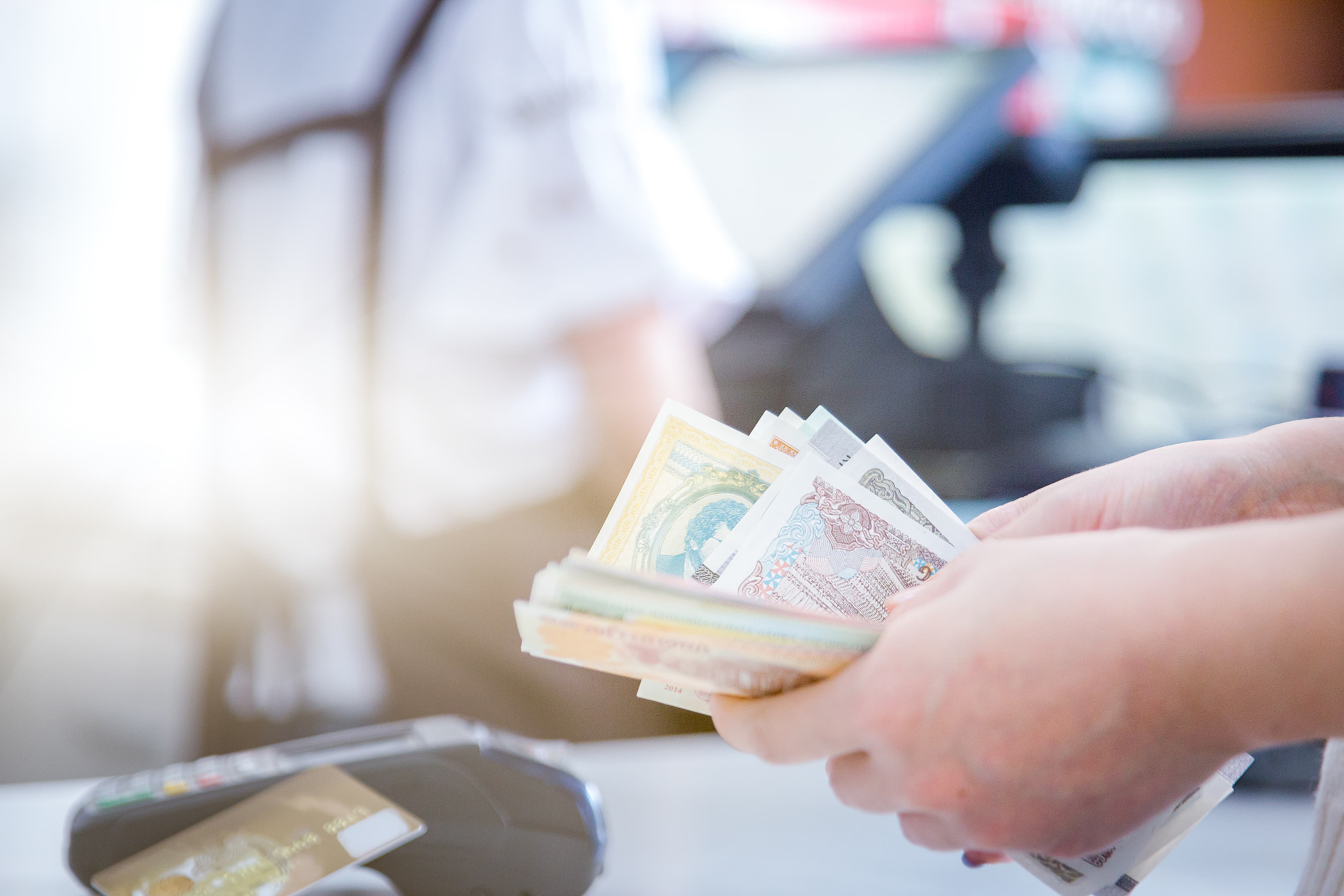 ULTIMA ORĂ Leul cade puternic în fața euro, în criză politică. Euro a depășit, temporar, 5,14 lei pe piața interbancară