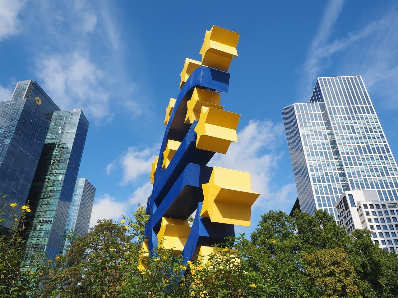 Banca Centrală Europeană, așteptată să majoreze din nou ratele dobânzilor, în ciuda creșterii economice slabe