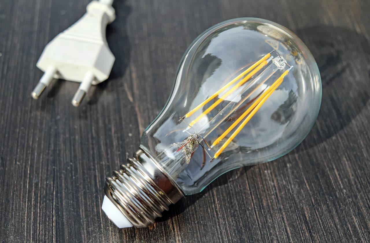 FOTO Oferta din România la energie cu preț fix, dar și cu asigurarea bunurilor este schimbată și prelungită