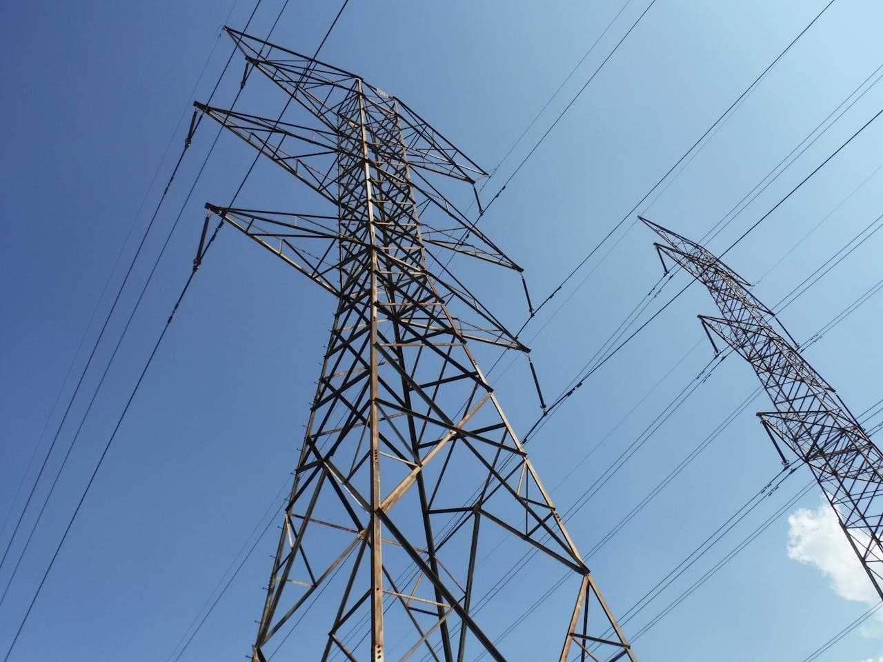Preț negativ, sub zero, la energie în România. Volatilitate ridicată: de la recordul istoric de peste 5.000 de lei/MWh la preț negativ de - 1 leu/MWh GRAFICE