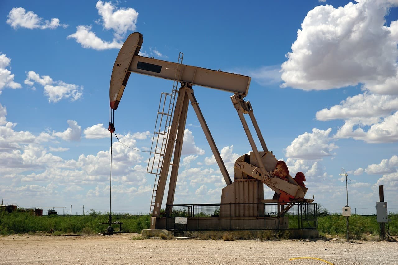 Relaxare suplimentară, cel puțin pe hârtie. În pofida scăderii prețului țițeiului, OPEC+ majorează cotele de producție - surse