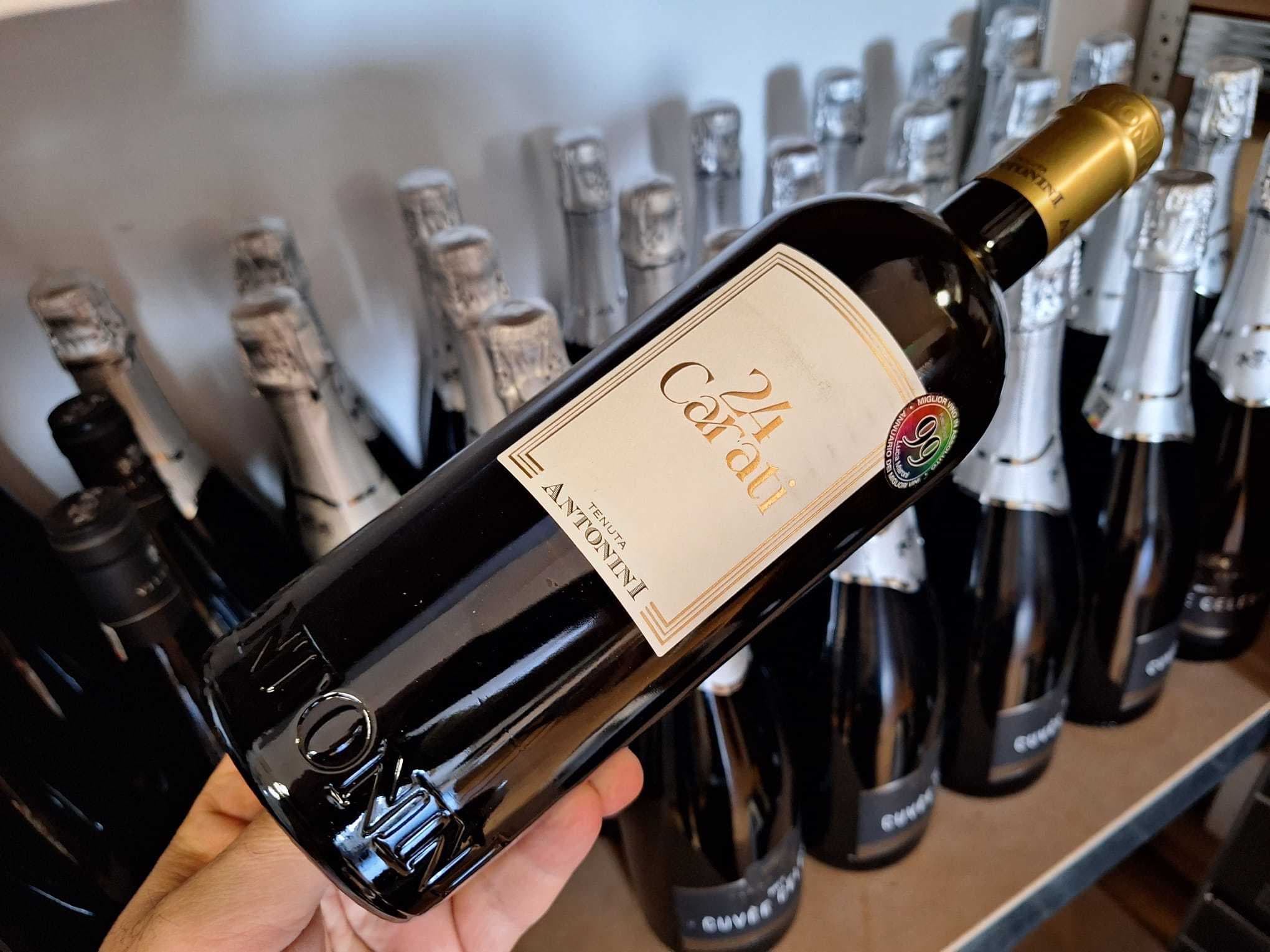 Vinul zilei: un alb italian cotat cu 99 de puncte Luca Maroni, cu arome de miere, piersică și citrice, completate de o textură catifelată și o mineralitate discret sărată. Elegant, intens și surprinzător de ușor de savurat