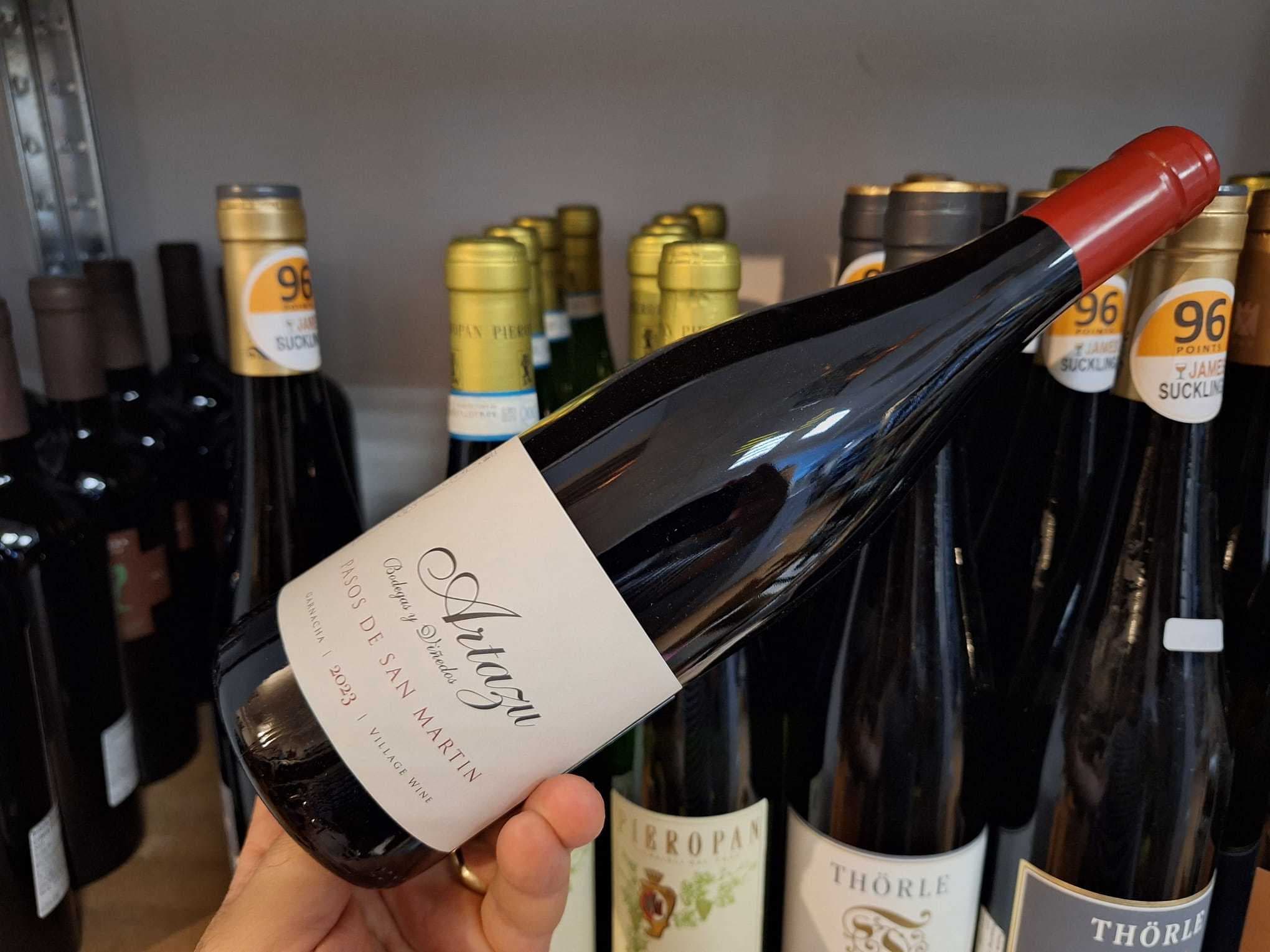 Vinul zilei: o Garnacha ecologică din Navarra, cu note de cireșe, zmeură, căpșune sălbatice și violete, completate de ierburi mediteraneene, condimente fine și o mineralitate elegantă. Un roșu cotat cu 95 puncte JS și 93+ puncte RP