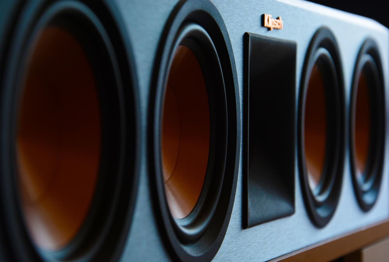 Cum configurezi sunetul pentru căști, soundbar sau home cinema