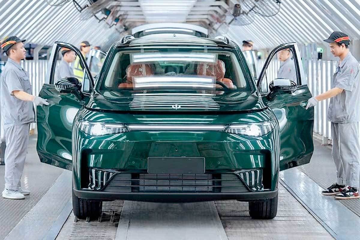 FOTO Stellantis și Leapmotor vor produce în Spania un SUV german cu componente chinezești