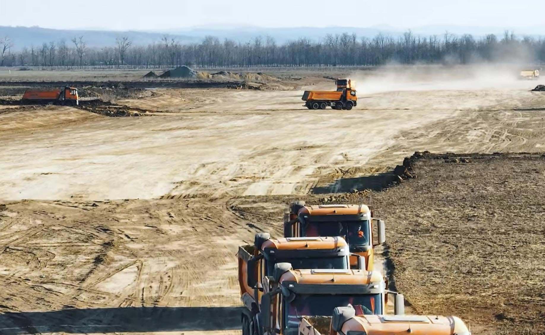 VIDEO Umbrărescu a adus 1.500 muncitori pe Autostrada Moldovei pentru a accelera deschiderea unui tronson
