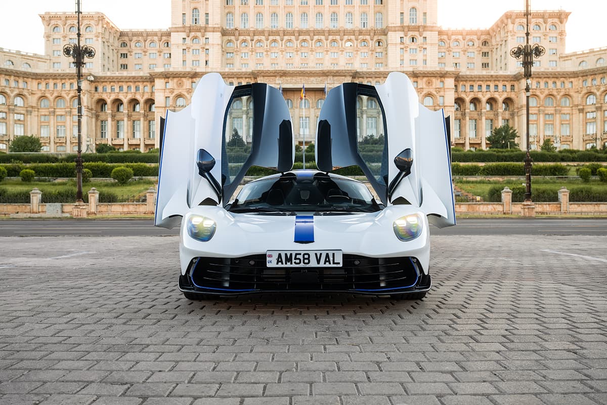 FOTO Operațiune în România. Grupul canadian Holand, cu afaceri de 29 de milioane de euro în primul an pe piață, devine importator oficial Aston Martin